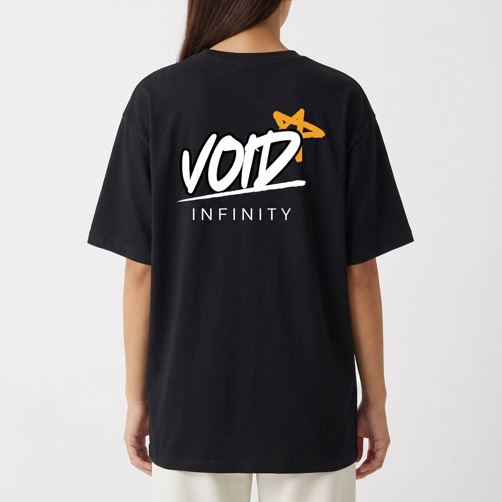 Camiseta com estampa traseira de "VOID INFINITY" em letras estilizadas, acompanhada de uma estrela geométrica destacada acima da palavra "VOID".