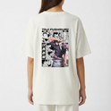 Camiseta com estampa frontal de símbolo abstrato e estampa traseira de personagem de mangá, contendo painéis em quadrinhos e texto destacado.