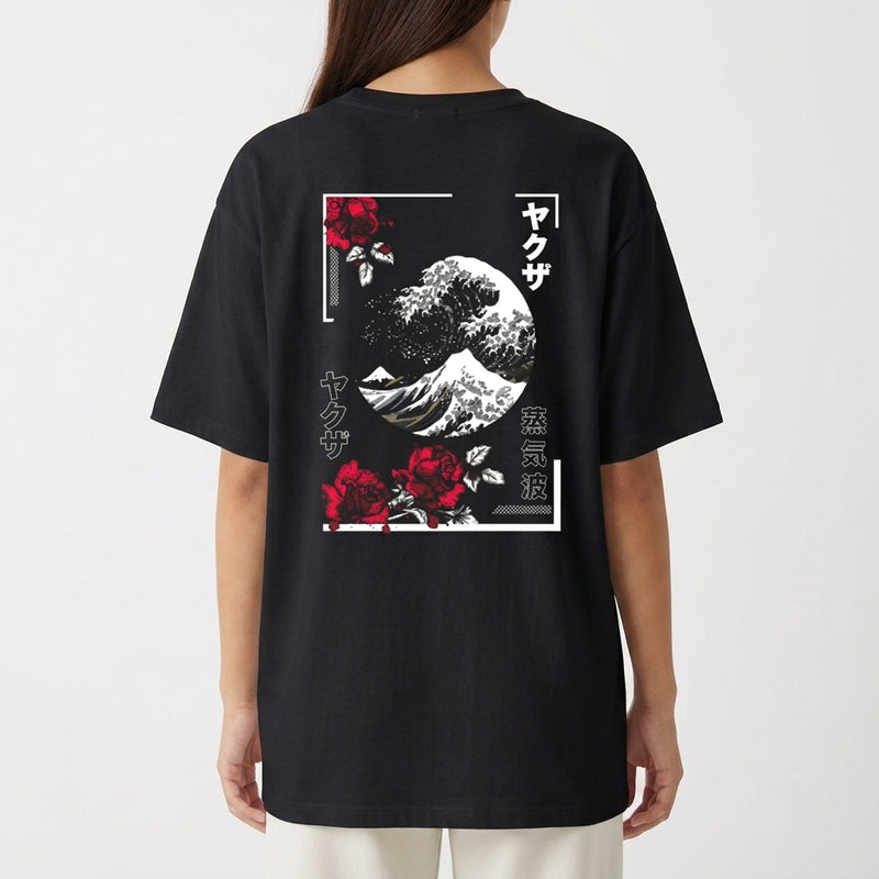 Moletom com estampa traseira de uma onda estilizada em contraste com flores vermelhas e caracteres japoneses dispostos artisticamente ao lado.