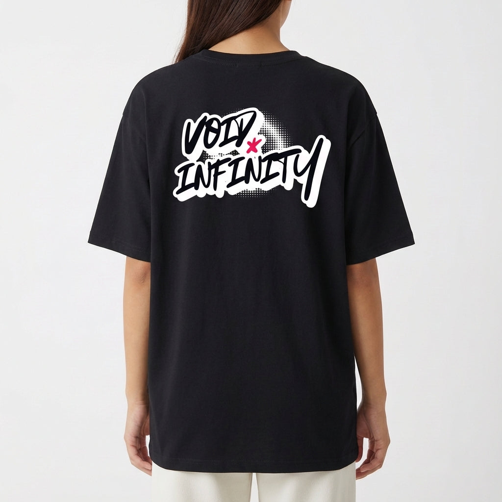 Camiseta com estampa traseira de texto estilizado "Void Infinity" com efeito de sombra pontilhada e um pequeno detalhe em forma de estrela.
