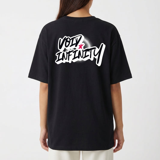 Camiseta com estampa traseira de texto estilizado "Void Infinity" com efeito de sombra pontilhada e um pequeno detalhe em forma de estrela.