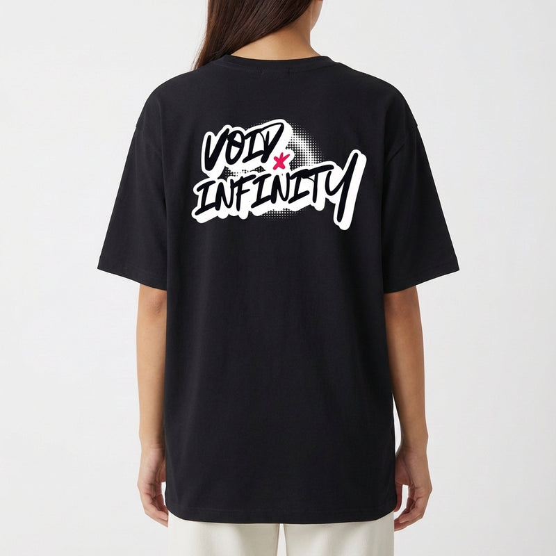 Camiseta com estampa traseira de texto estilizado "Void Infinity" com efeito de sombra pontilhada e um pequeno detalhe em forma de estrela.