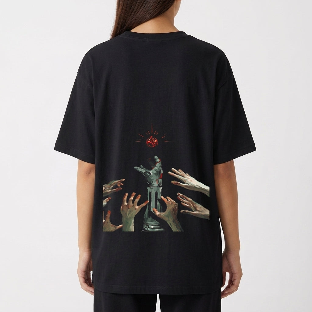 Camiseta com estampa frontal de dois personagens e o texto "Fullmetal Alchemist Brotherhood" e estampa traseira de mão metálica e várias mãos alcançando um brilho.