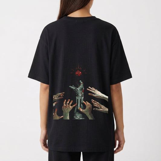 Camiseta com estampa frontal de dois personagens e o texto "Fullmetal Alchemist Brotherhood" e estampa traseira de mão metálica e várias mãos alcançando um brilho.