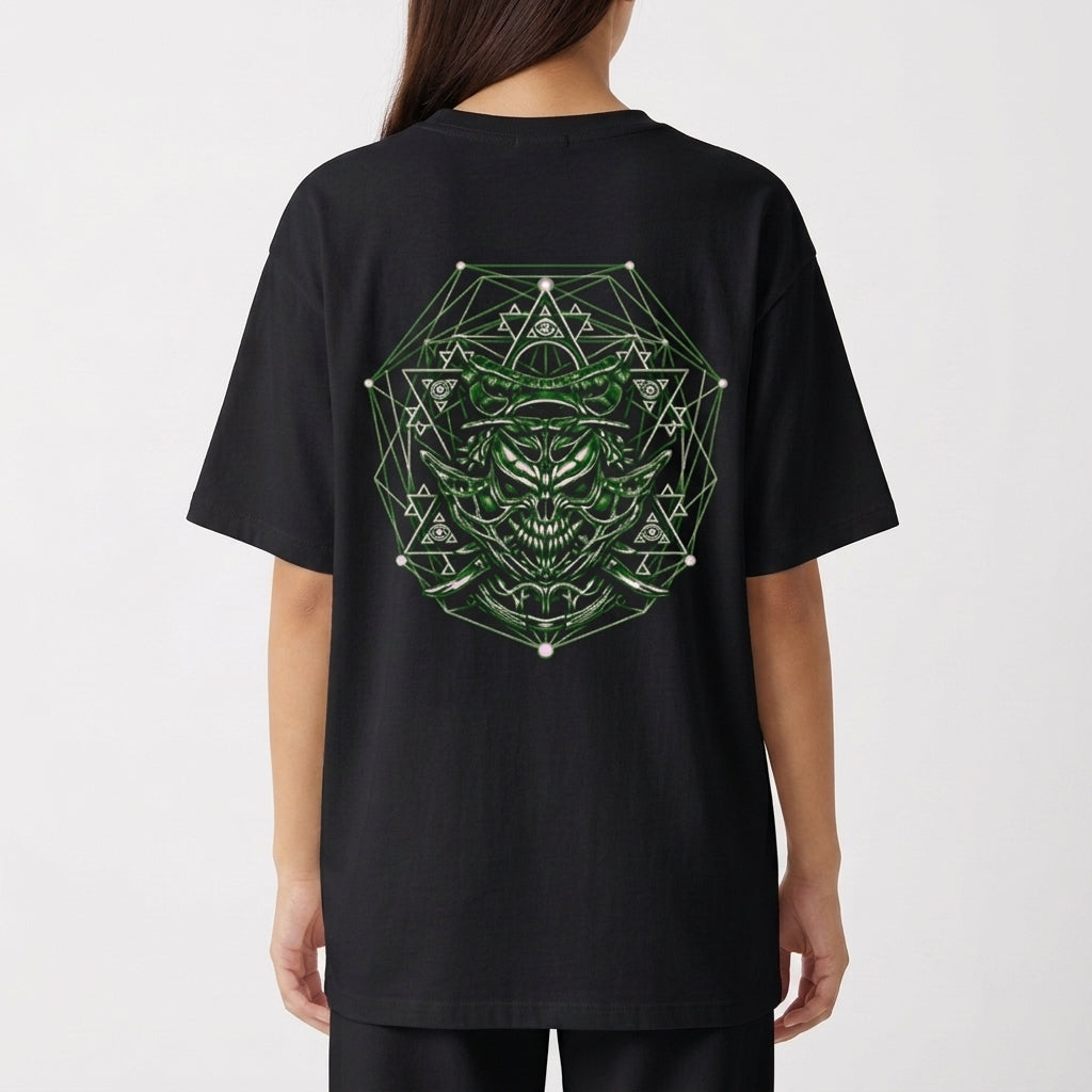 Camiseta com estampa frontal de texto estilizado "Pantano 3000" simulando rachaduras e estampa traseira de figura geométrica complexa com rosto demoníaco.