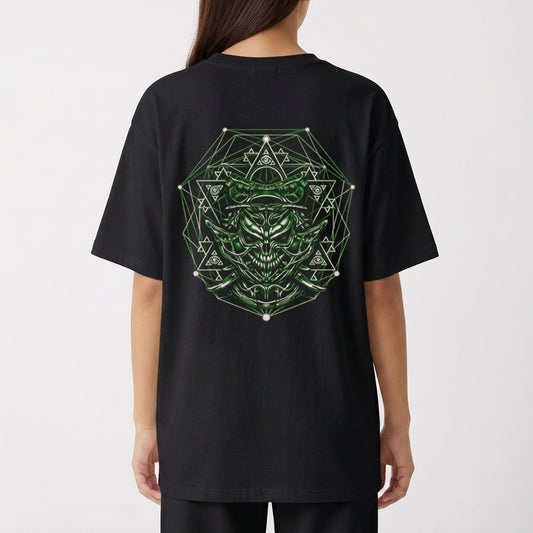 Camiseta com estampa frontal de texto estilizado "Pantano 3000" simulando rachaduras e estampa traseira de figura geométrica complexa com rosto demoníaco.