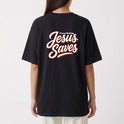 Camiseta com estampa frontal de "Fever Clothing Jesus Saves" em estilo caligráfico e estampa traseira maior com a mesma frase centralizada e destacada.