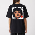 Camiseta com estampa traseira de retrato estilizado de mulher com cabelo curto, detalhes gráficos de linhas curvas, círculos e formas geométricas.