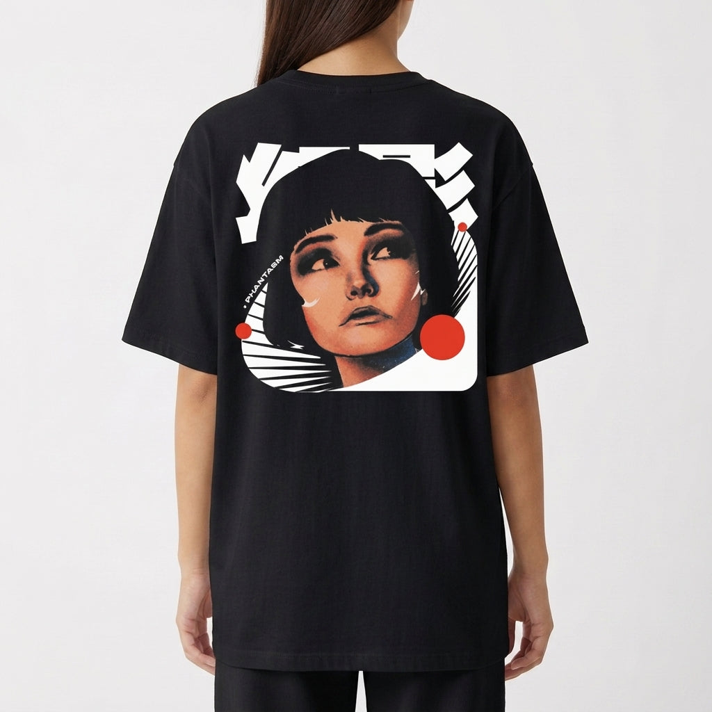 Camiseta com estampa traseira de retrato estilizado de mulher com cabelo curto, detalhes gráficos de linhas curvas, círculos e formas geométricas.