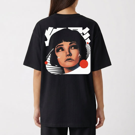 Camiseta com estampa traseira de retrato estilizado de mulher com cabelo curto, detalhes gráficos de linhas curvas, círculos e formas geométricas.