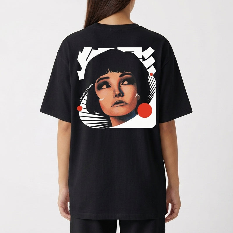 Camiseta com estampa traseira de retrato estilizado de mulher com cabelo curto, detalhes gráficos de linhas curvas, círculos e formas geométricas.