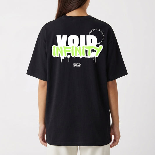 Camiseta com estampa traseira de "VOID INFINITY", estilizada com letras gotejantes, "STREET RACING CLUB" em círculo e "ESTD 2025" logo abaixo.