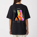 Camiseta com estampa frontal de texto estilizado "323" e estampa traseira de silhueta de pessoa sobre fundo iridescente com diversos textos.