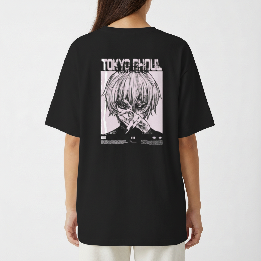Camiseta com estampa frontal de personagem de mangá sombroso em close e estampa traseira detalhada do mesmo personagem com título "Tokyo Ghoul" acima.