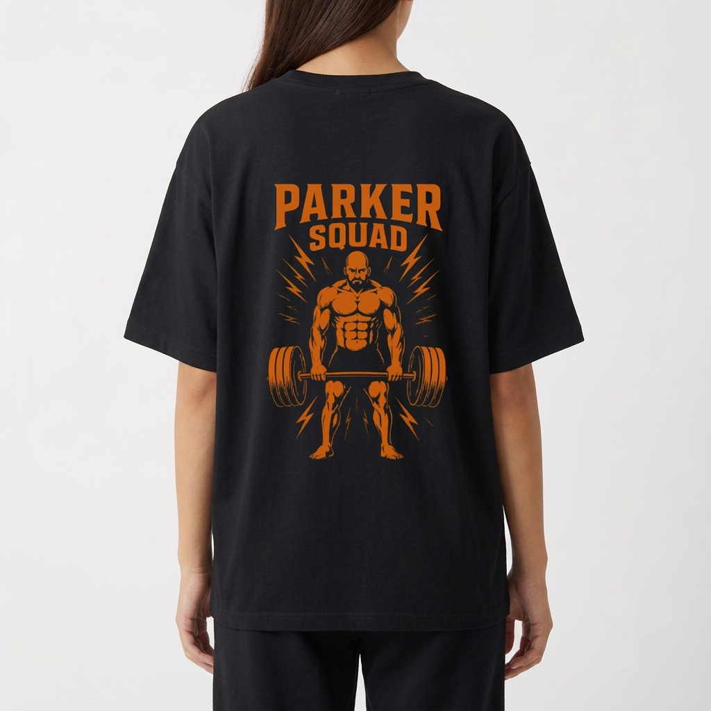 Camiseta com estampa frontal de símbolo estilizado em negrito e estampa traseira de levantador de peso musculoso com raios e texto ornamental.