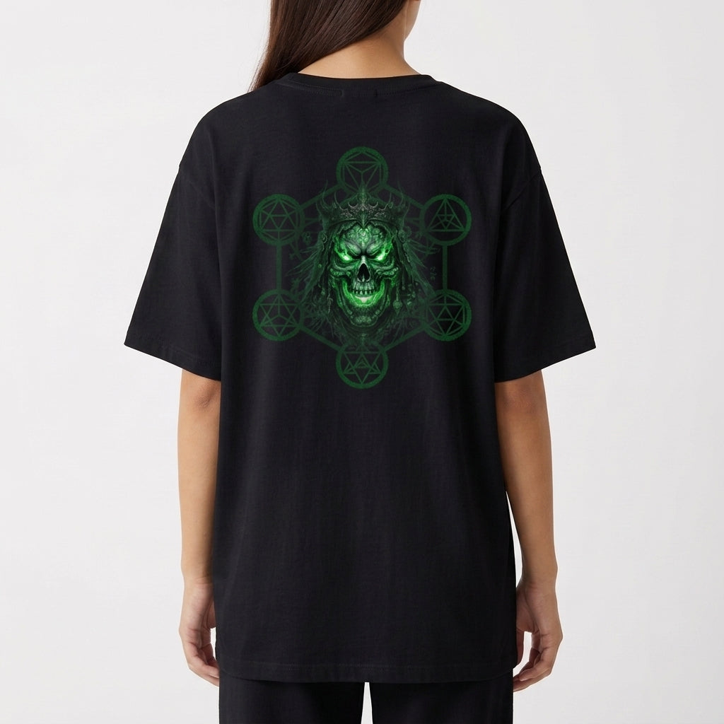 Camiseta com estampa frontal de letras em relevo estilo gótico "Pantano 3000" e estampa traseira de caveira detalhada cercada por símbolos esotéricos.