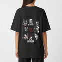 Camiseta com estampa frontal de círculo com dragão e símbolo geométrico, e estampa traseira de nove personagens em preto e branco com detalhes vermelhos.