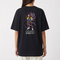 Camiseta com estampa frontal de "Telegraph Ave, Oakland" e estampa traseira de personagem estilizado com tentáculos e texto "Childish Gambino".