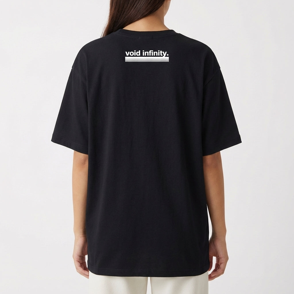 Camiseta com estampa traseira de texto pequeno centrado contendo as palavras "void infinity." sob uma linha horizontal.