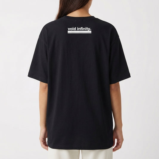 Camiseta com estampa traseira de texto pequeno centrado contendo as palavras "void infinity." sob uma linha horizontal.