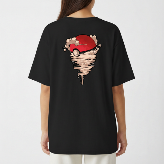 Camiseta com estampa frontal de quatro personagens em pose icônica com o texto "Starters" acima e estampa traseira de esfera estilizada sobre fumaça.