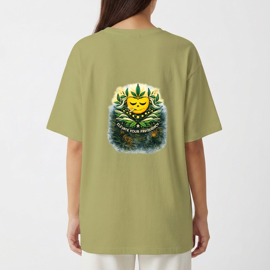 Camiseta com estampa frontal de símbolo geométrico estilizado e estampa traseira de sol sorridente rodeado por folhas e a frase "Elevate Your Frequency".