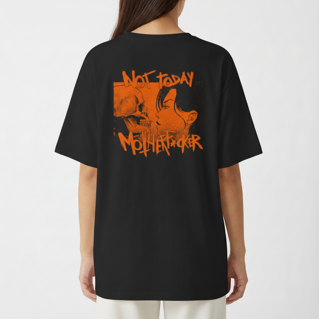 Camiseta com estampa frontal de logotipo estilizado em traços dinâmicos e estampa traseira de desenho de caveira e pessoa com texto impactante em estilo grafite.