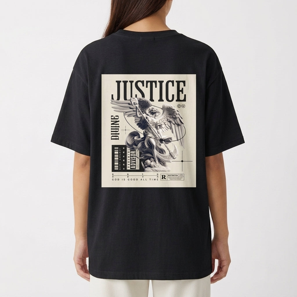 Camiseta com estampa frontal de lettering estilizado "God is Good" e estampa traseira de ilustração de anjo com a palavra "Justice" e detalhes de texto.