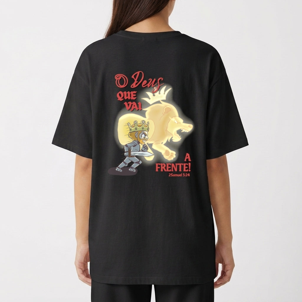Camiseta com estampa traseira de um personagem blindado enfrentando uma criatura dourada e a frase estilizada "O Deus que vai à frente! 2 Samuel 5:24".