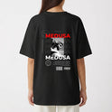 Camiseta com estampa frontal de coelho estilizado sobre a palavra "Dominus" e estampa traseira com texto "Medusa", foto clássica e elementos gráficos modernos.