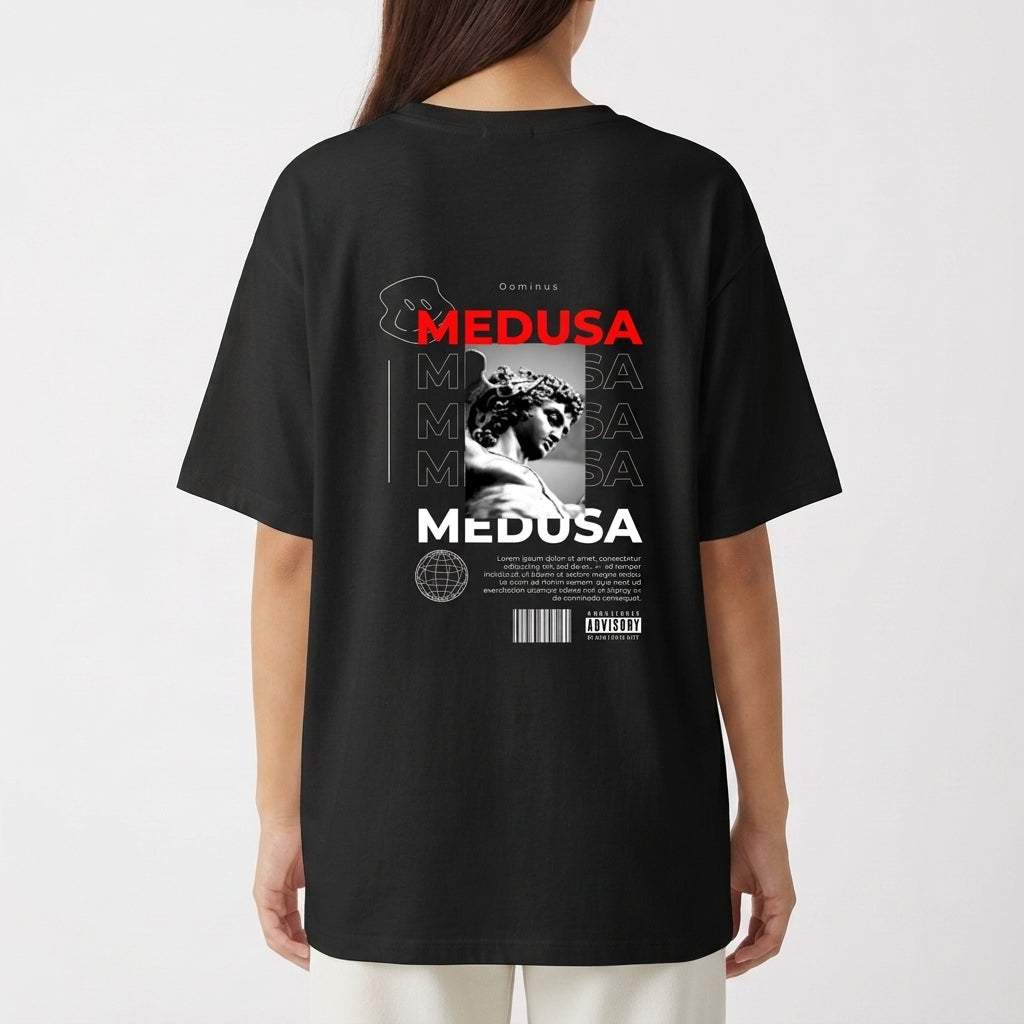 Camiseta com estampa frontal de coelho estilizado sobre a palavra "Dominus" e estampa traseira com texto "Medusa", foto clássica e elementos gráficos modernos.