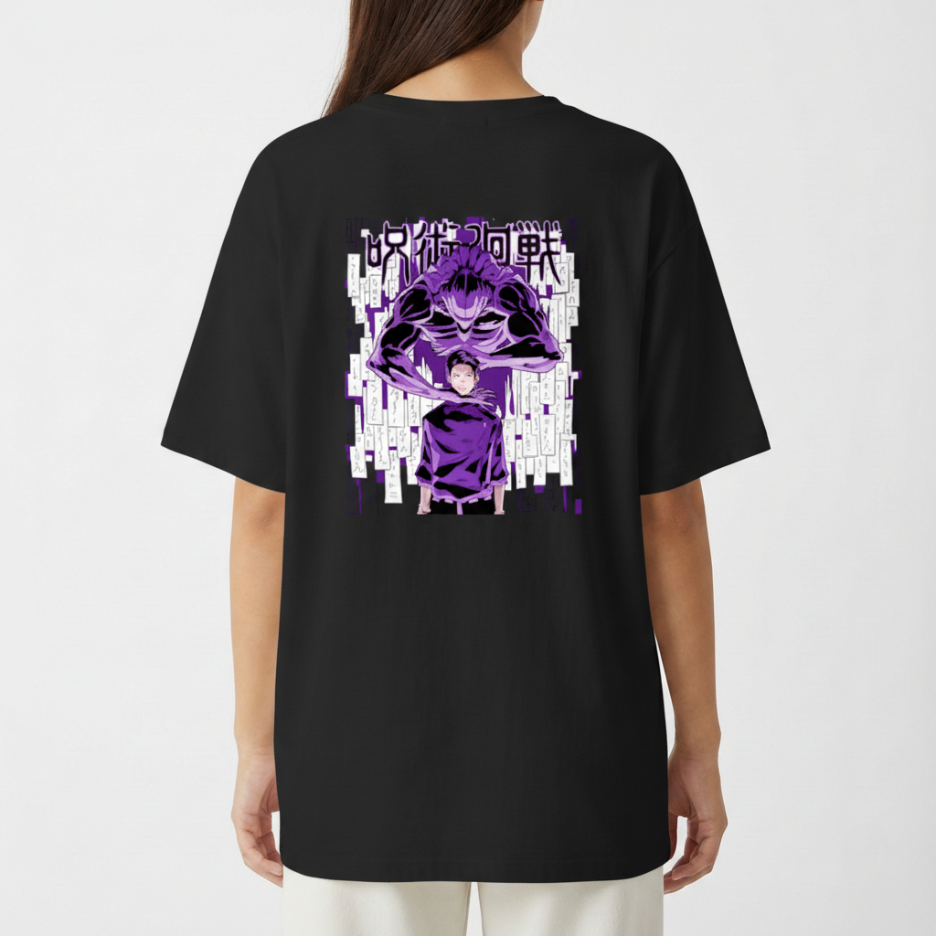 Camiseta com estampa frontal de duas cabeças de veados adornadas com flores, e estampa traseira de dois personagens sobre um fundo de kanjis e papéis.