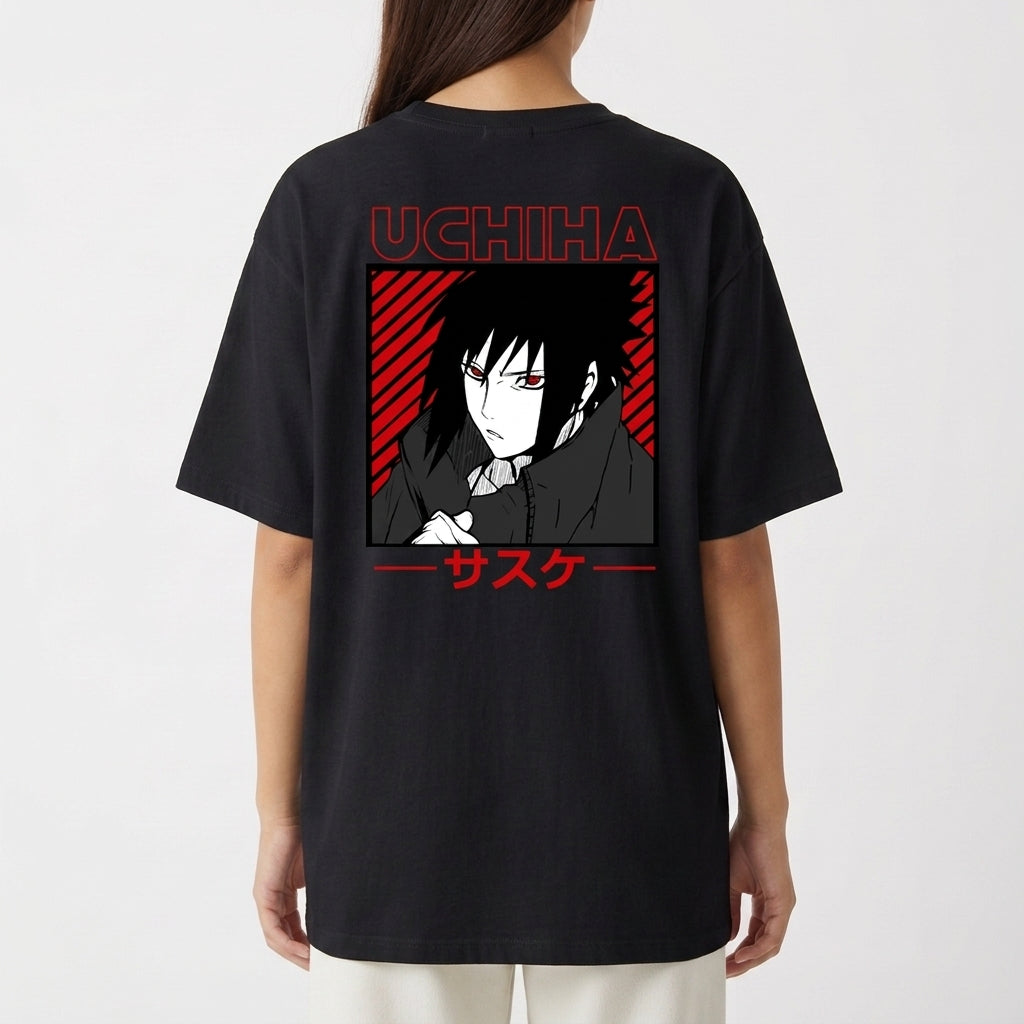 Camiseta com estampa frontal de olhos estilizados em quadrados e texto "SASUKE", e estampa traseira de ilustração em quadrado de personagem sério com cabelo escuro.