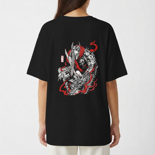 Camiseta com estampa frontal de letras estilizadas ao lado de um capacete medieval e estampa traseira de guerreiro com armadura somado a elementos místicos.