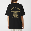 Camiseta com estampa frontal de logo estilizado junto de raios e estampa traseira de mensagem em lista contra homofobia, fascismo, sexismo, racismo e ódio.