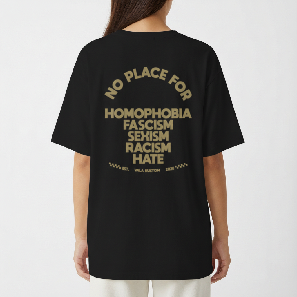 Camiseta com estampa frontal de logo estilizado junto de raios e estampa traseira de mensagem em lista contra homofobia, fascismo, sexismo, racismo e ódio.