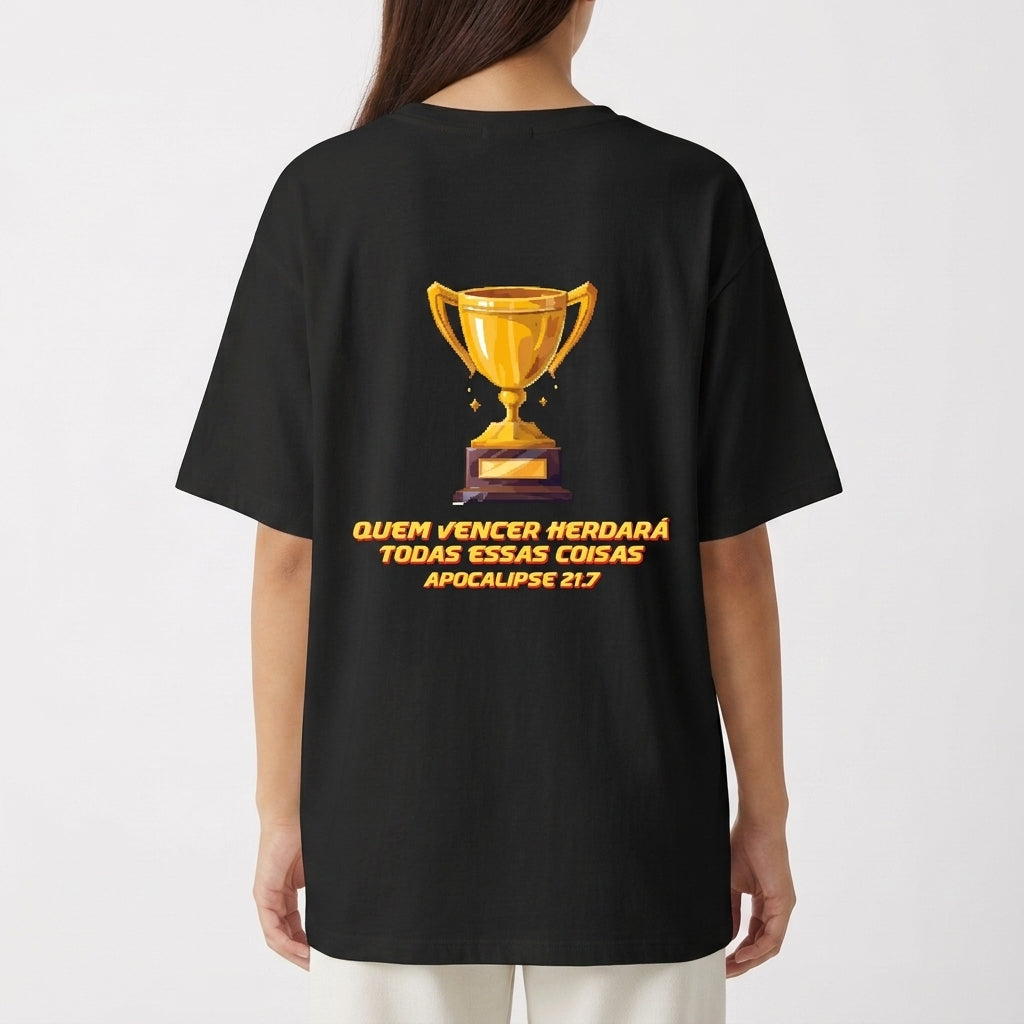 Camiseta com estampa frontal de troféu e estampa traseira de troféu maior acompanhado da frase "QUEM VENCER HERDARÁ TODAS ESSAS COISAS APOCALIPSE 21:7".