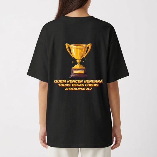 Camiseta com estampa frontal de troféu e estampa traseira de troféu maior acompanhado da frase "QUEM VENCER HERDARÁ TODAS ESSAS COISAS APOCALIPSE 21:7".
