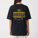 Camiseta com estampa traseira de texto em fonte estilizada "NO REGRETS", com detalhes como "EST. 1980 - BUILDING MUSCLE", duas bandeiras e "DETROIT, MI".