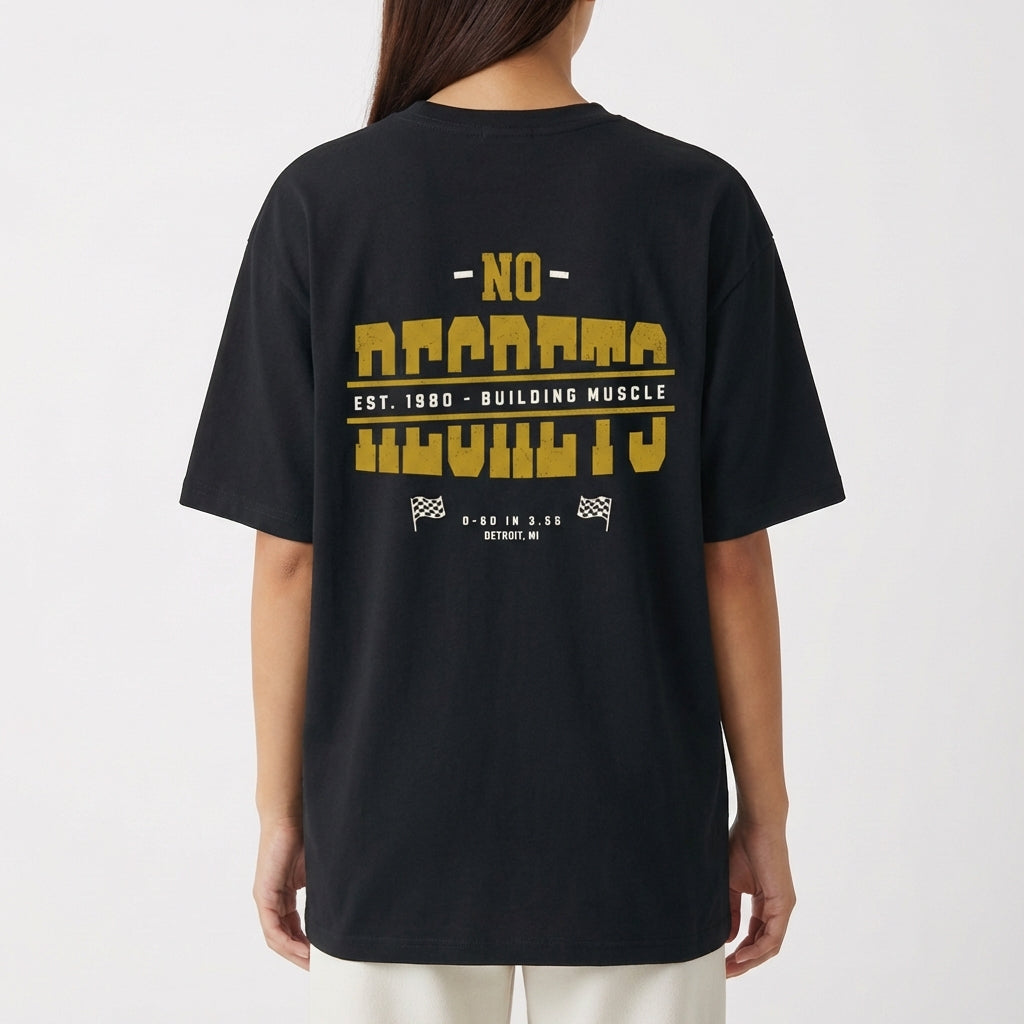 Camiseta com estampa traseira de texto em fonte estilizada "NO REGRETS", com detalhes como "EST. 1980 - BUILDING MUSCLE", duas bandeiras e "DETROIT, MI".