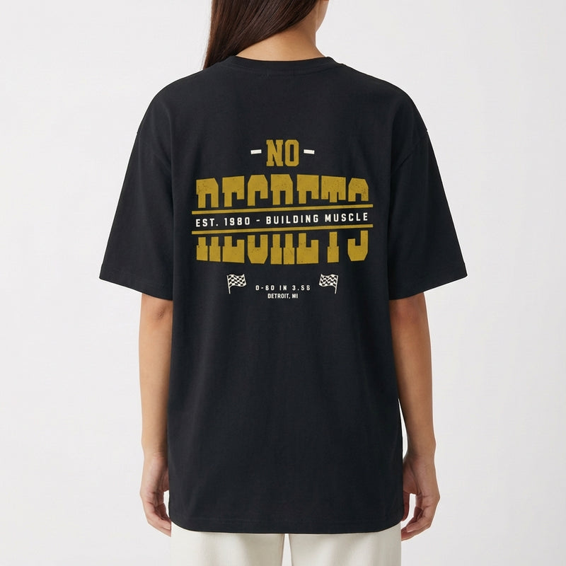 Camiseta com estampa traseira de texto em fonte estilizada "NO REGRETS", com detalhes como "EST. 1980 - BUILDING MUSCLE", duas bandeiras e "DETROIT, MI".