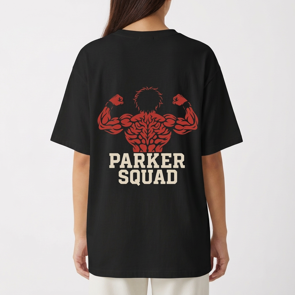 Camiseta com estampa frontal de logotipo estilizado em letras e estampa traseira de figura muscular exibindo braços cruzados acima do texto "Parker Squad".