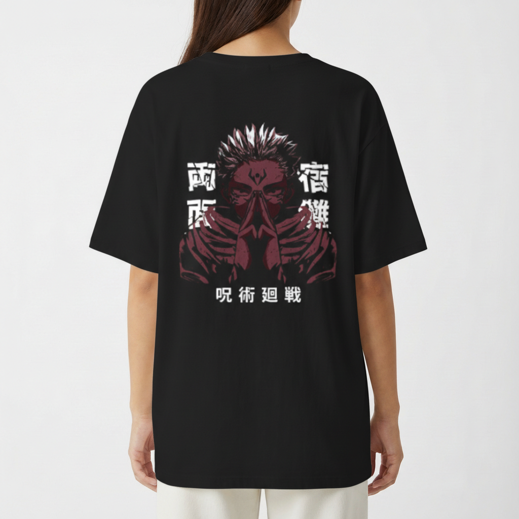 Camiseta com estampa frontal de rosto sorridente minimalista e estampa traseira de personagem estilizado com aparência intensa e caracteres orientais.