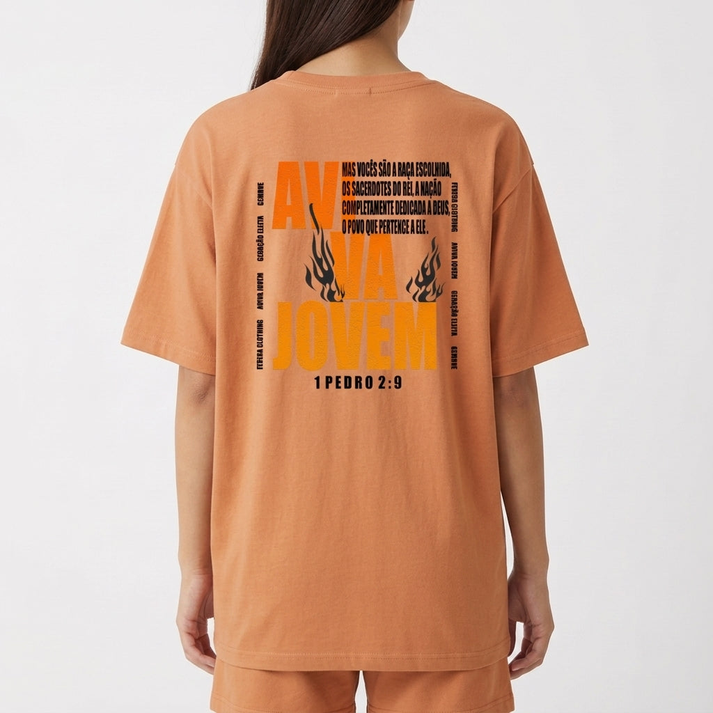 Camiseta com estampa frontal de texto circular "MOVE" e estampa traseira de texto "AVIVA JOVEM" com chamas e citação bíblica de 1 Pedro 2:9.