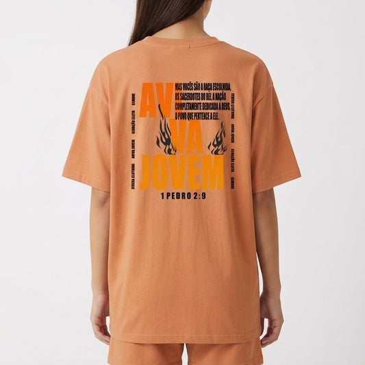 Camiseta com estampa frontal de texto circular "MOVE" e estampa traseira de texto "AVIVA JOVEM" com chamas e citação bíblica de 1 Pedro 2:9.