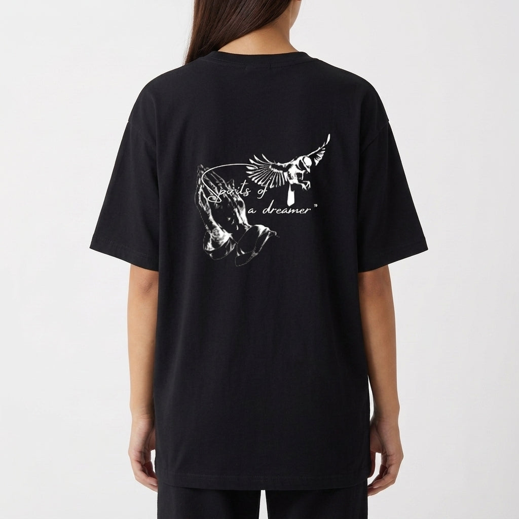 Camiseta com estampa frontal de logotipo com texto estilizado e estampa traseira de imagem de um pássaro em voo com frase artística integrada.