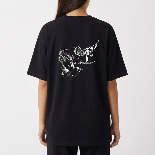 Camiseta com estampa frontal de logotipo com texto estilizado e estampa traseira de imagem de um pássaro em voo com frase artística integrada.