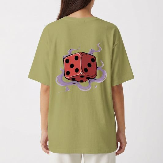Camiseta com estampa frontal de desenho estilizado minimalista e estampa traseira de dado vermelho flutuante cercado por fumaça sinuosa.