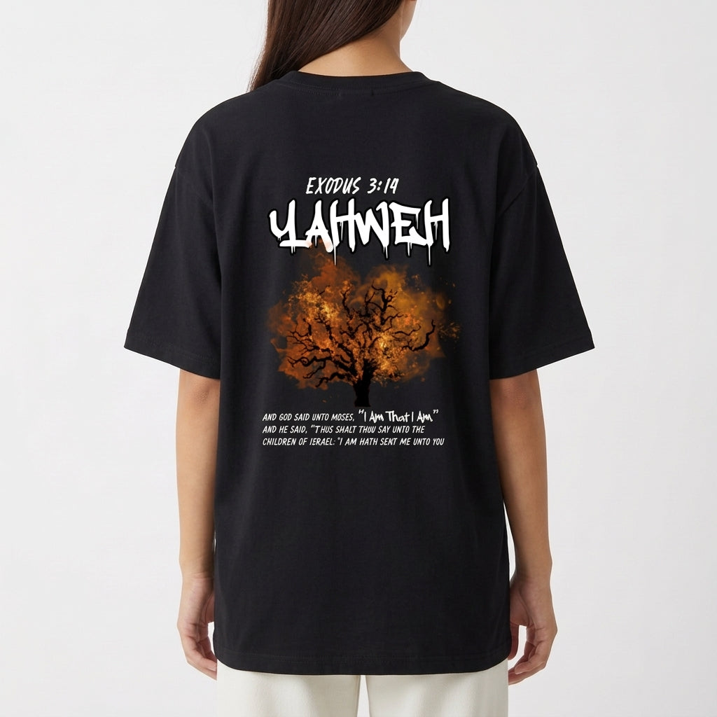 Camiseta com estampa frontal de texto estilizado "Vigia" e estampa traseira de árvore em chamas com inscrições "Exodus 3:14 Yahweh" e texto explicativo.