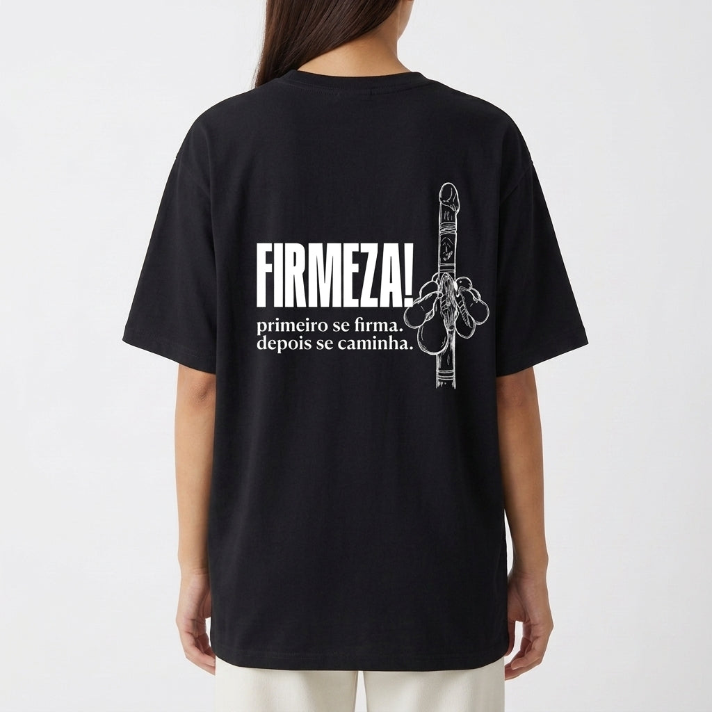 Camiseta com estampa frontal de duas chaves cruzadas detalhadas, e estampa traseira de uma mão levantada ao lado da frase "FIRMEZA! primeiro se firma, depois se caminha.".